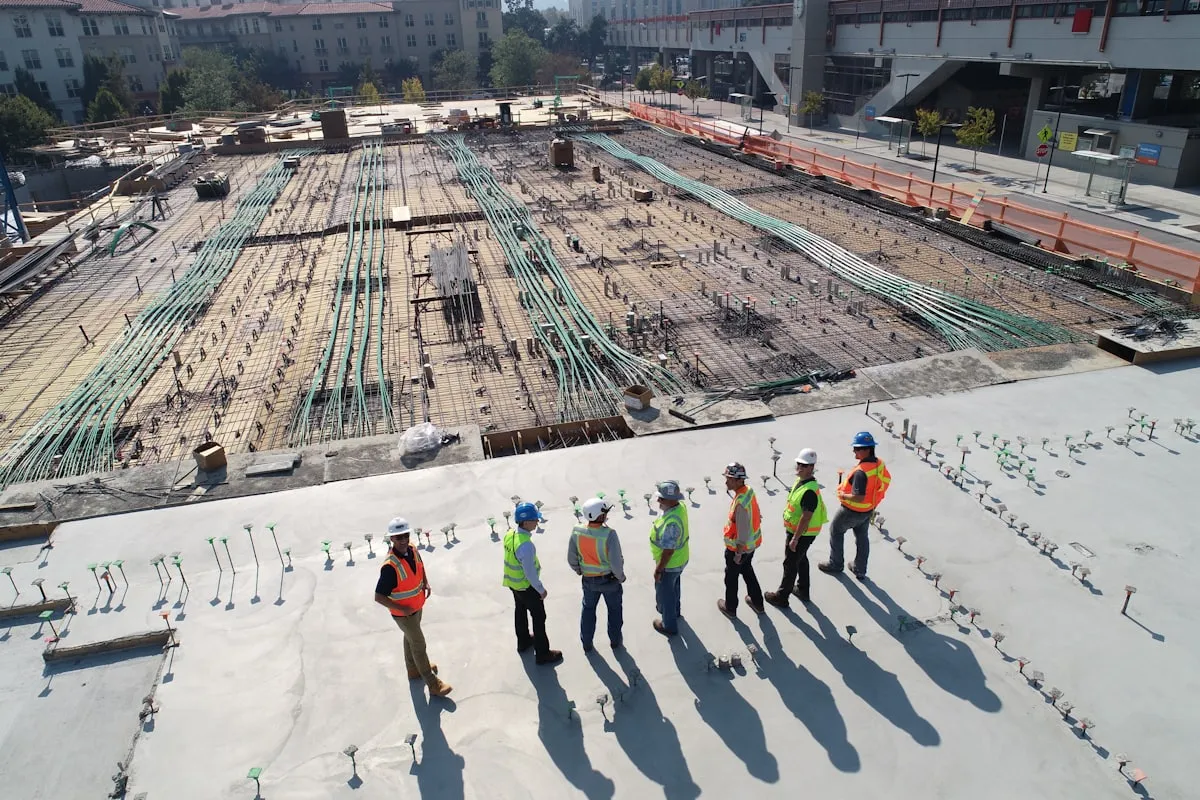 Équipe de chantier sur une dalle de béton